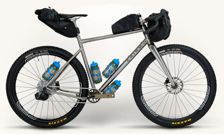 Chiru Fukaï Monster Gravel - Photographie du cadre titane équipé Bikepacking