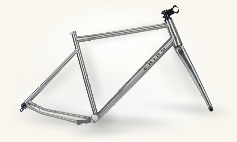 Chiru Fukaï Monster Gravel - Photographie du cadre titane avec fourche CEC titane