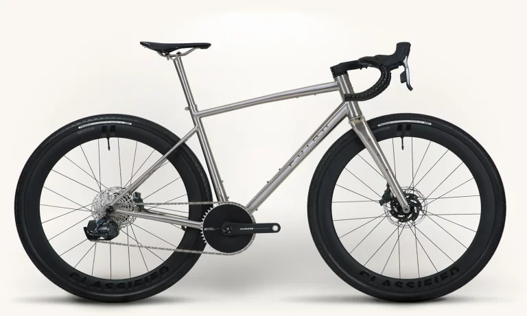 Chiru Allure Gravel Race photographie du vélo complet avec une fourche Titane