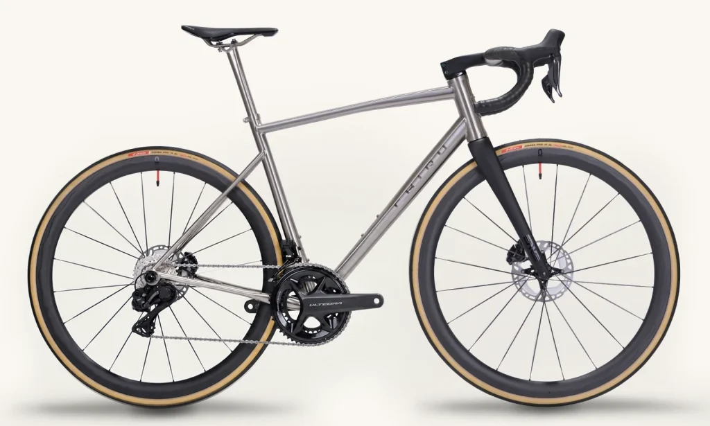 Chiru Allure-R route performance photographie du vélo complet avec une fourche Carbone