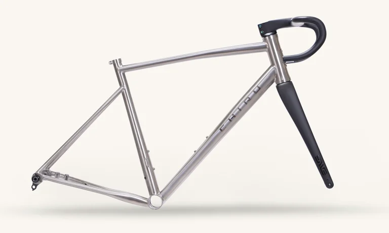 Chiru Allure-R route performance photographie du cadre titane et fourche carbone ENVE