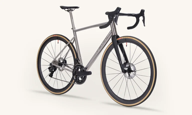Chiru Allure-R route performance photographie du vélo complet avec une fourche Carbone