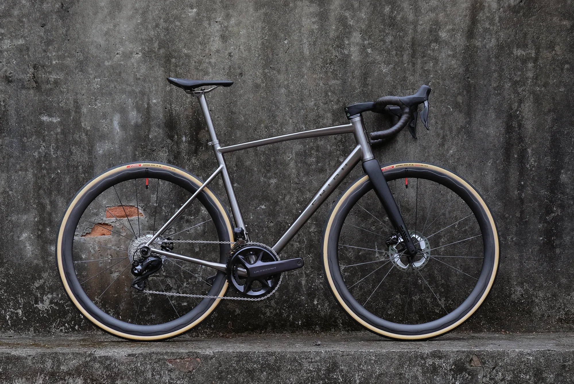 Chiru Allure-R route performance photographie du vélo complet avec une fourche Carbone
