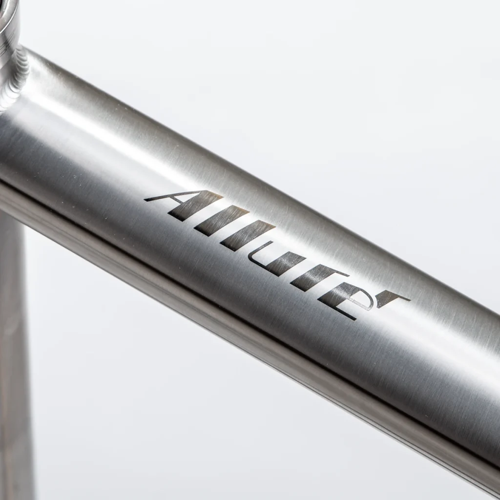 Chiru Allure-R - Logo gravure lazer couleur argent