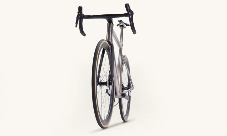 Chiru Allure-R route performance photographie du vélo complet avec une fourche Carbone