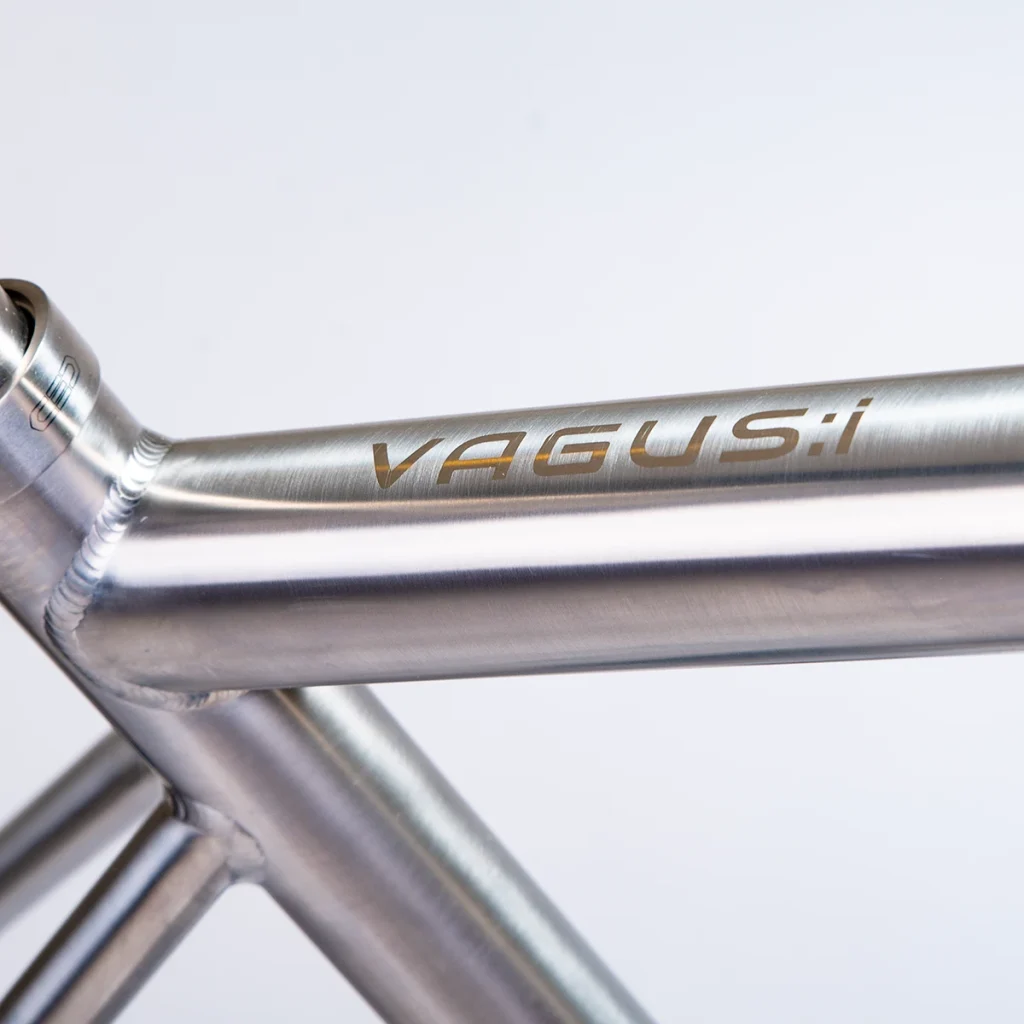 Chiru Vagus:i - Logo inciso al laser, colore argento